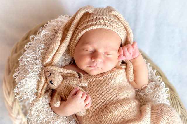 Przewijak dla niemowląt – tak czy nie? Odpowiadamy