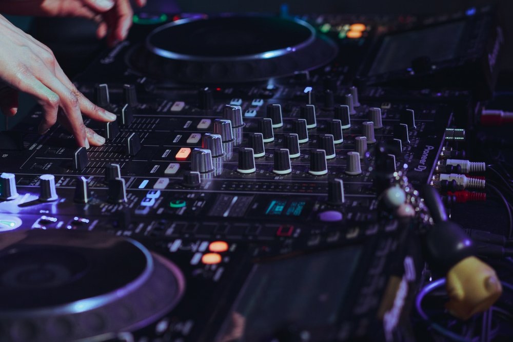 Weselna tradycja kontra nowoczesność, czyli dlaczego wybrać usługi DJ-a na wesele